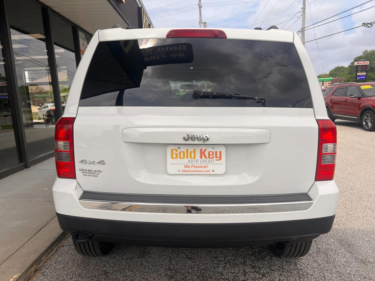 2013 Bright White Jeep Patriot Latitude 4WD (1C4NJRFB5DD) with an 2.4L L4 DOHC 16V engine, located at 1633 W Kimberly, Davenport, IA, 52806, (563) 323-5341, 41.559456, -90.598732 - Photo#4